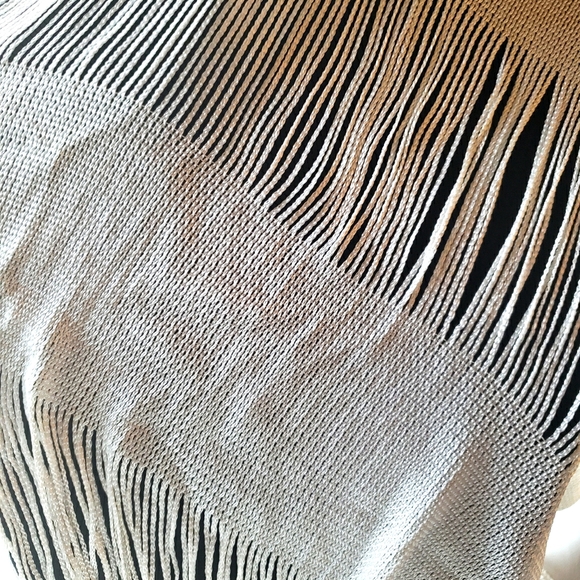3/$15 textured white shawl scarf - Picture 2 of 2